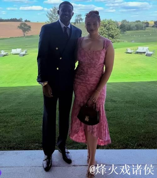 福克斯一家近照,27岁再拿2.3亿肥约,成马刺领袖,娇妻旺夫相 福克斯一家近照,27岁再拿2.3亿肥约,成马刺领袖,娇妻旺夫相