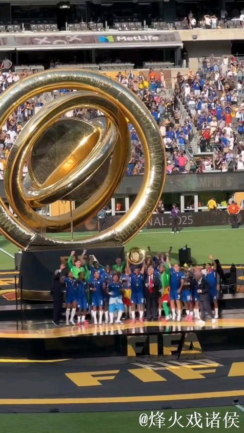 把奖杯带回家！切尔西社媒晒世俱杯奖杯搭飞机照片：一路平安